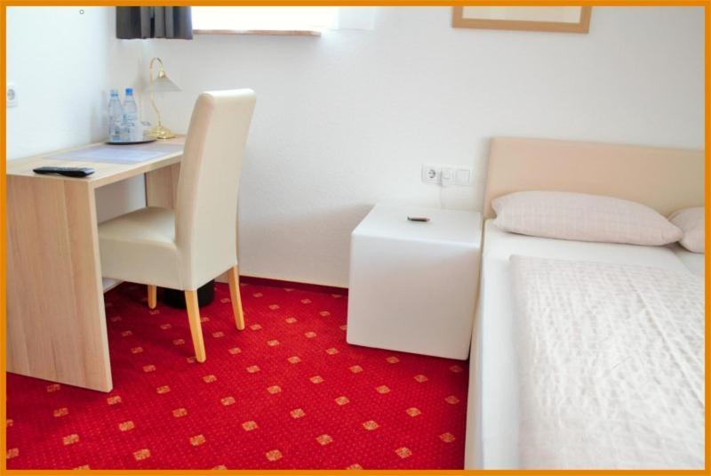 Hotel-Garni 'Zum Weinkrug' Sommerhausen Esterno foto