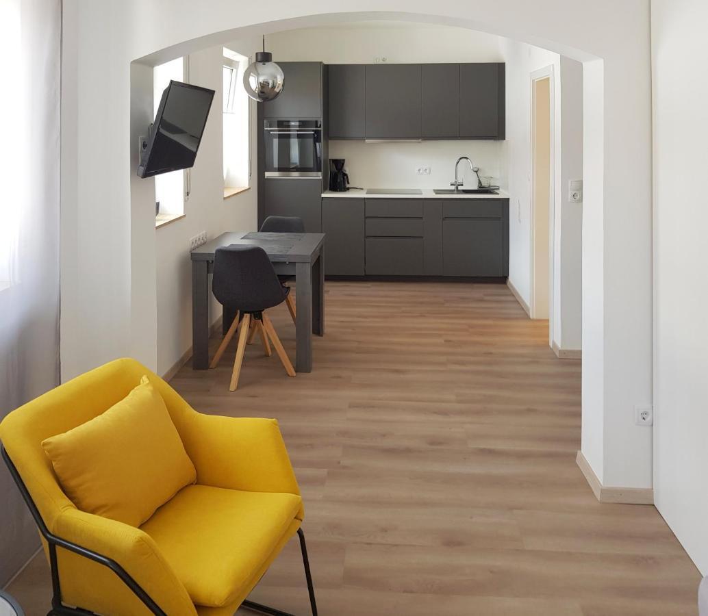 Hotel-Garni 'Zum Weinkrug' Sommerhausen Esterno foto