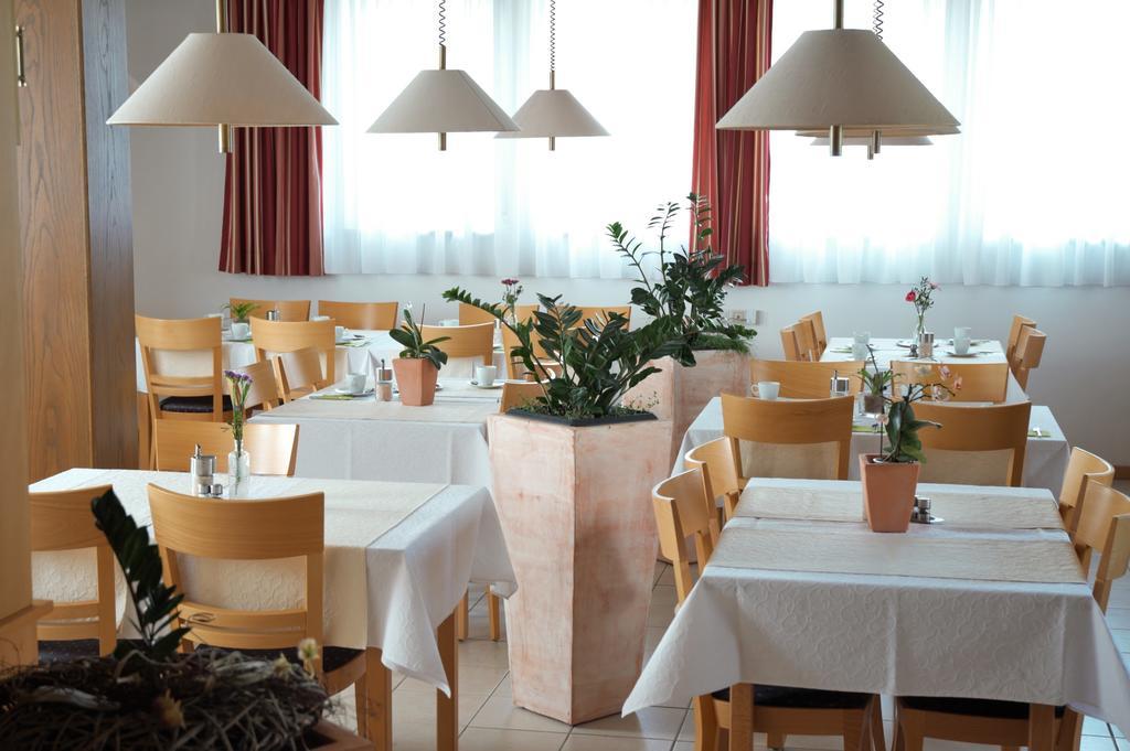 Hotel-Garni 'Zum Weinkrug' Sommerhausen Esterno foto
