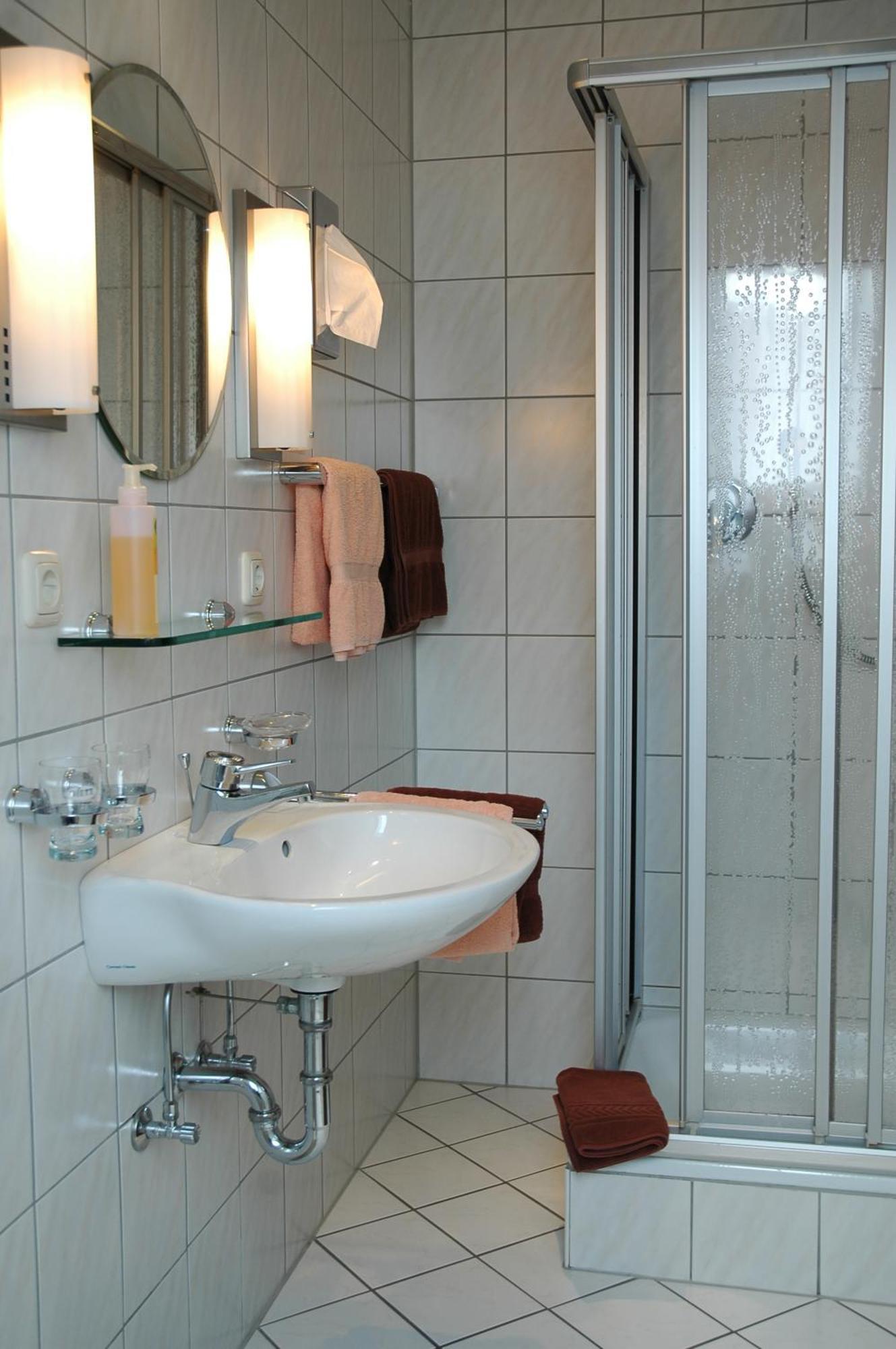 Hotel-Garni 'Zum Weinkrug' Sommerhausen Esterno foto