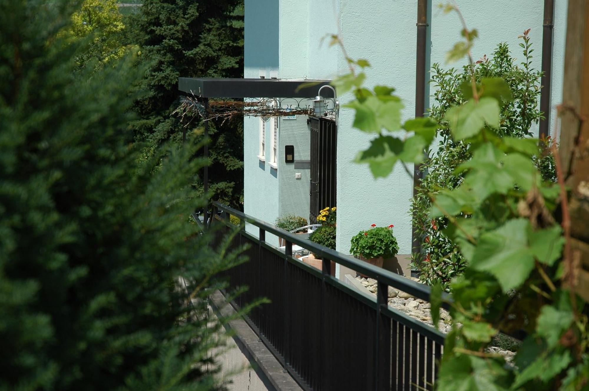Hotel-Garni 'Zum Weinkrug' Sommerhausen Esterno foto