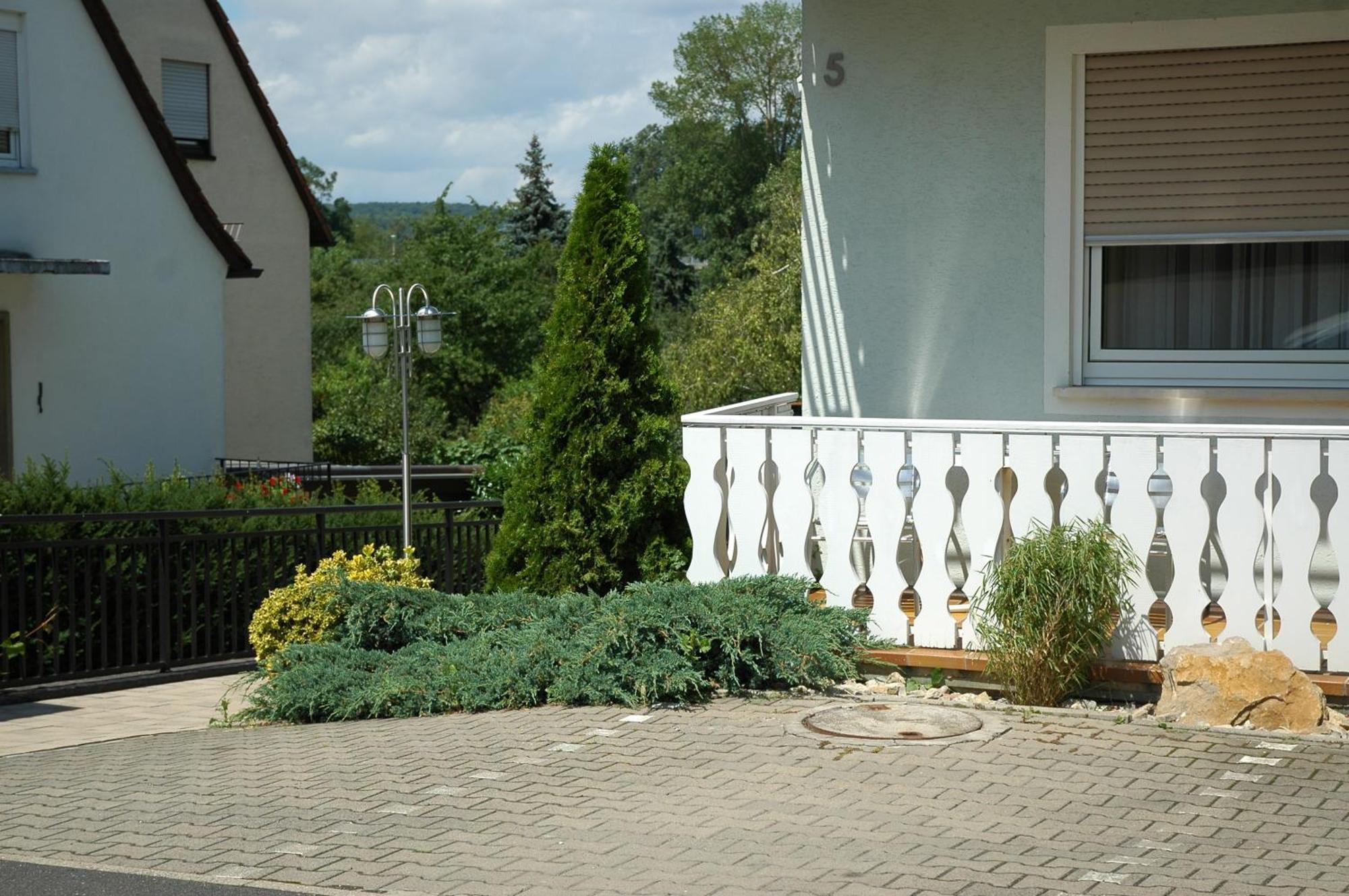 Hotel-Garni 'Zum Weinkrug' Sommerhausen Esterno foto